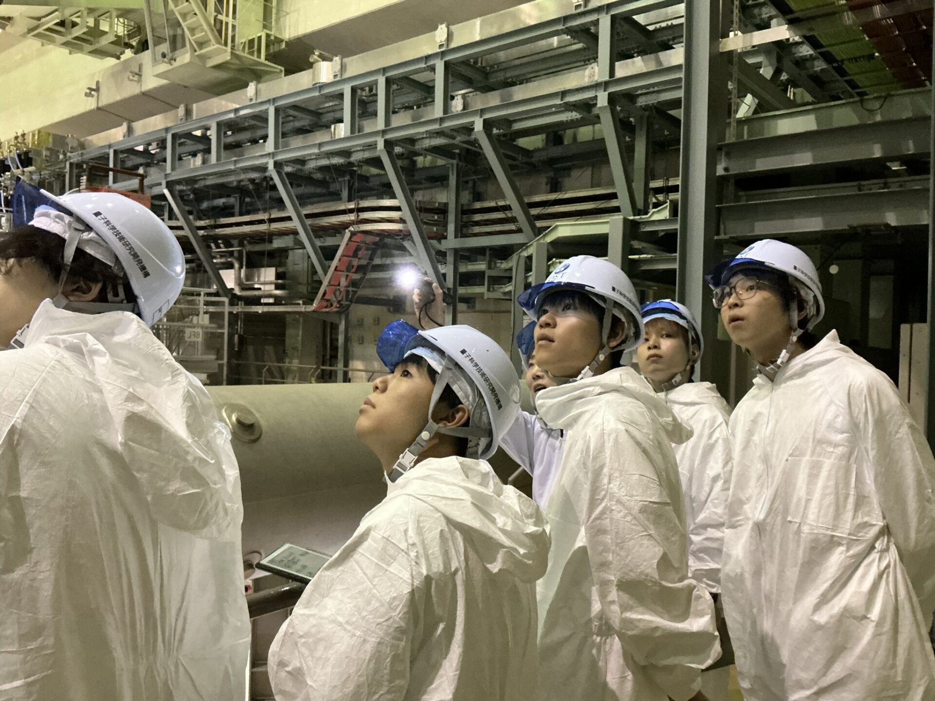 QST那珂フュージョン科学技術研究所の施設を見学する学生
