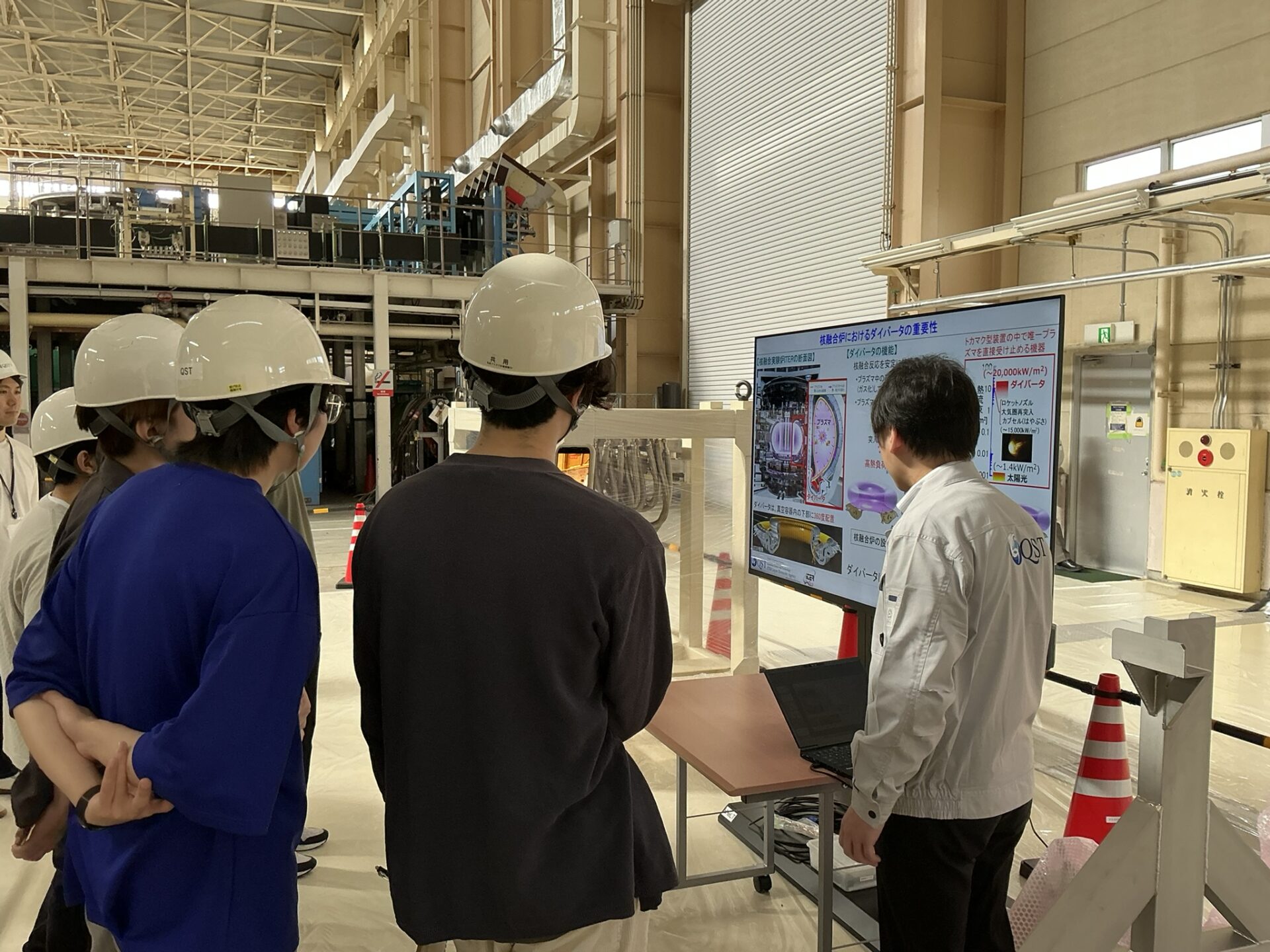 JT-60SAのダイバータに関する説明を受ける学生