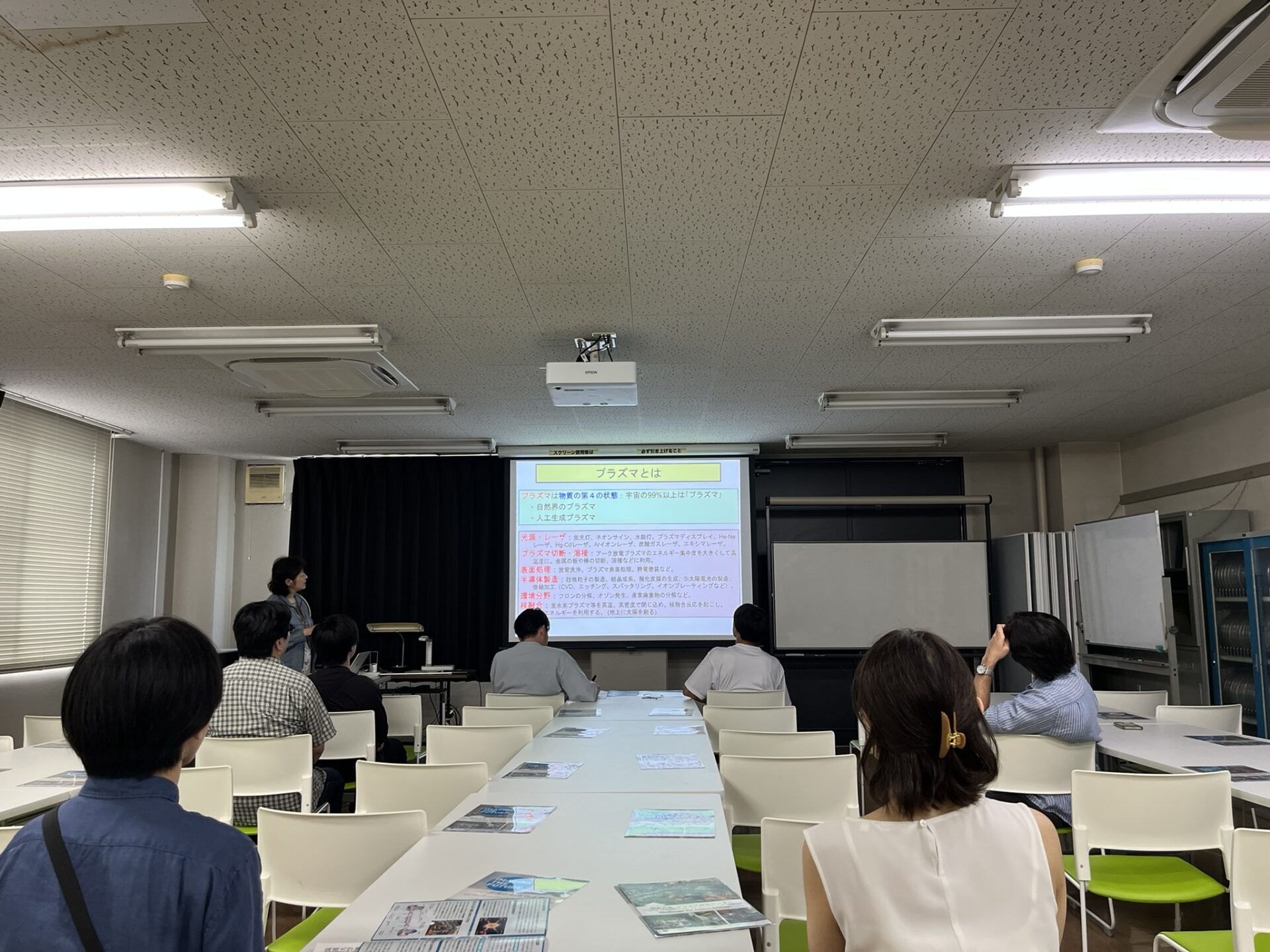 オープンキャンパスにおけるプラズマ研究センターの施設公開の様子