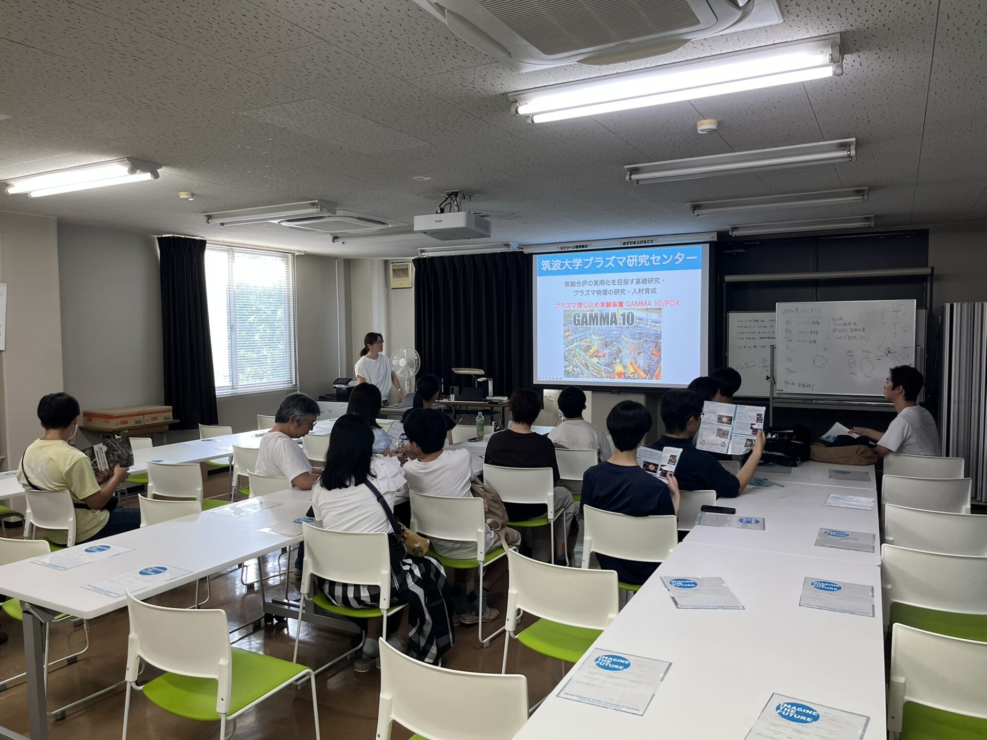 オープンキャンパスにおけるプラズマ研究センターの施設公開の様子
