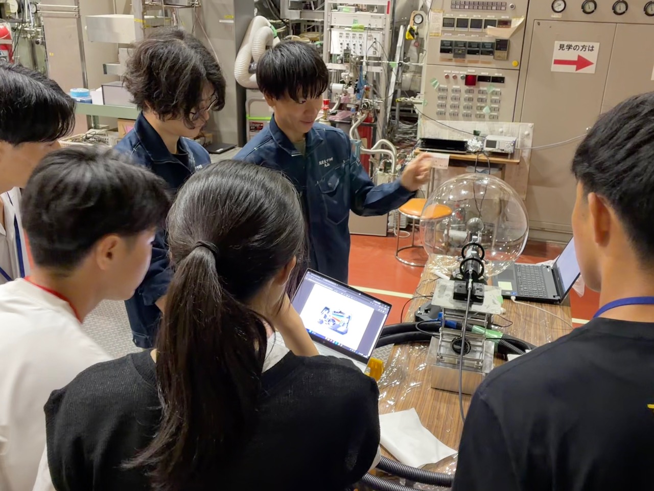 応用理工サマースクールにおけるプラズマ体験実験の様子