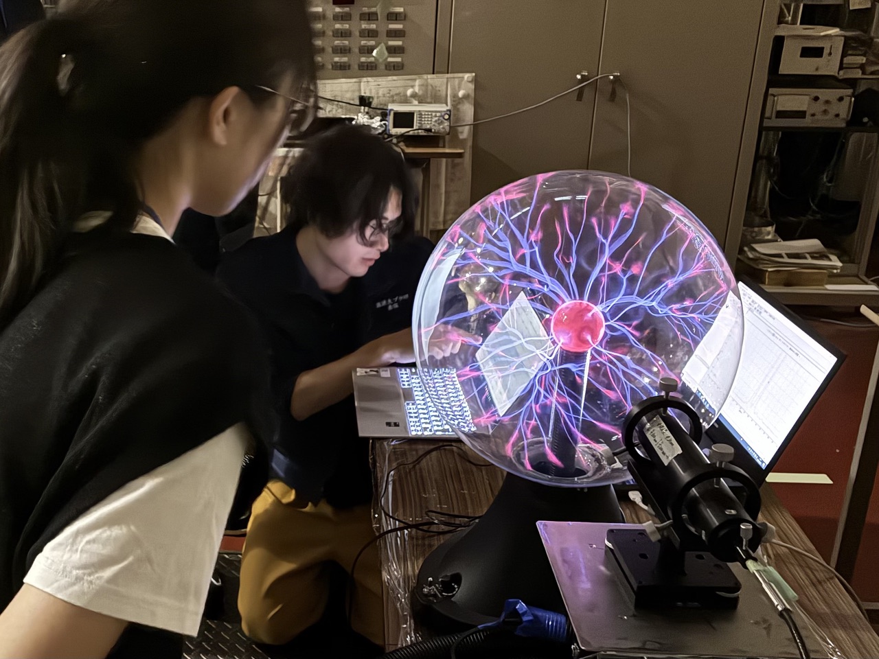 応用理工サマースクールにおけるプラズマ体験実験の様子