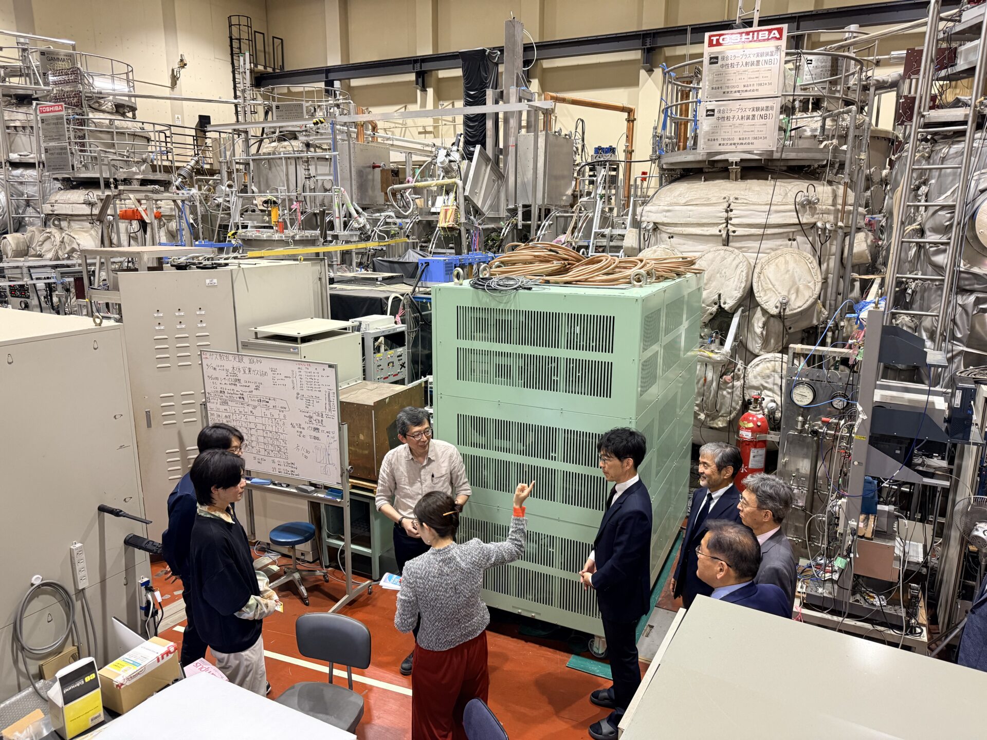 大実験室での視察の様子