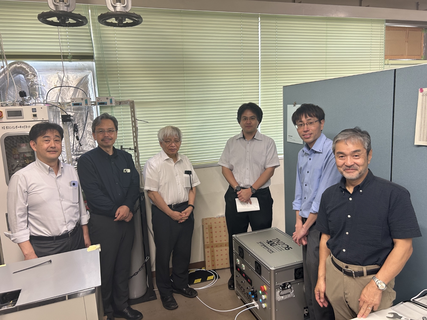 N2O5発生装置を囲むオペレーション・トレーニング参加者