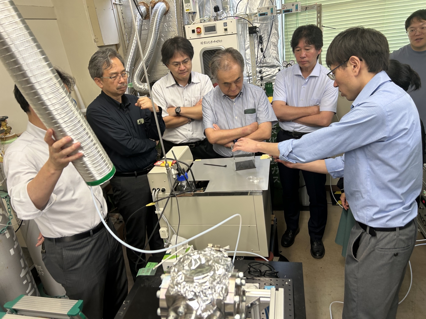 N2O5発生装置の使用方法について説明を受ける参加者