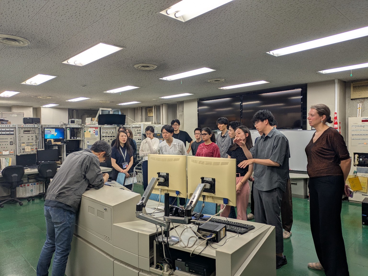 JIFS参加者による制御室見学