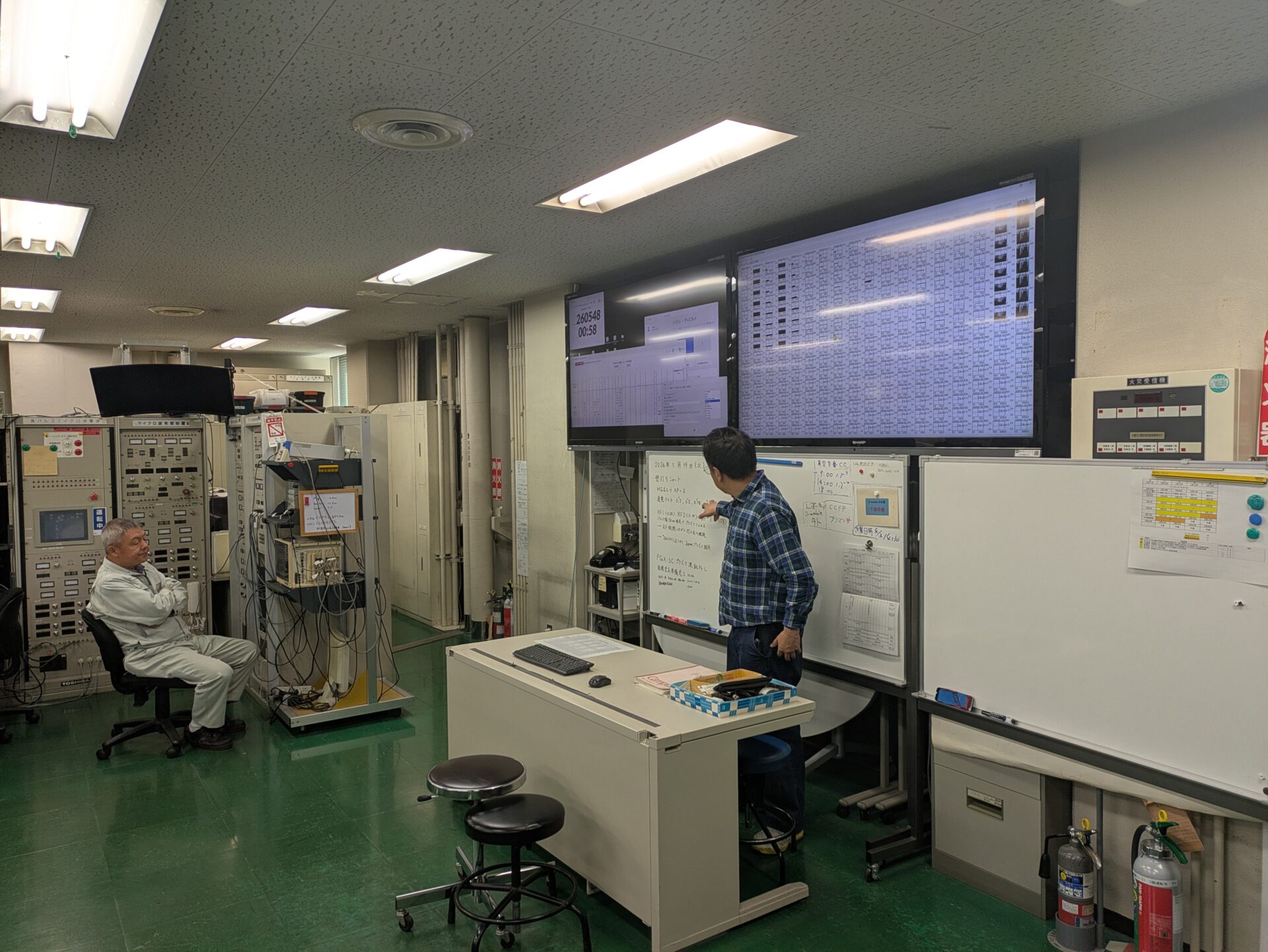 GAMMA 10/PDX 実験引継ぎの様子1