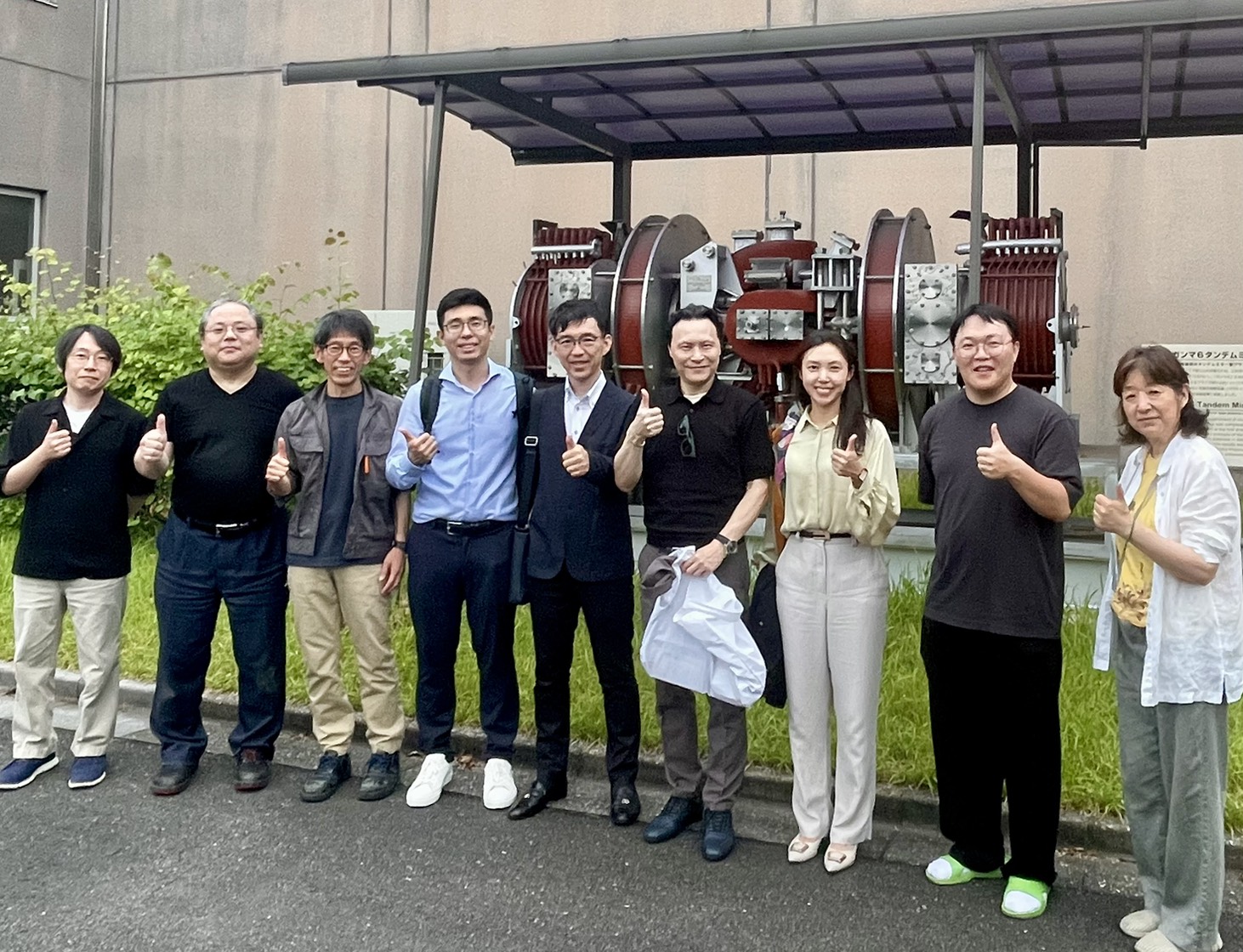 タンデムミラー装置前でのEEI社訪問団とプラズマ研究センター関係者の集合写真