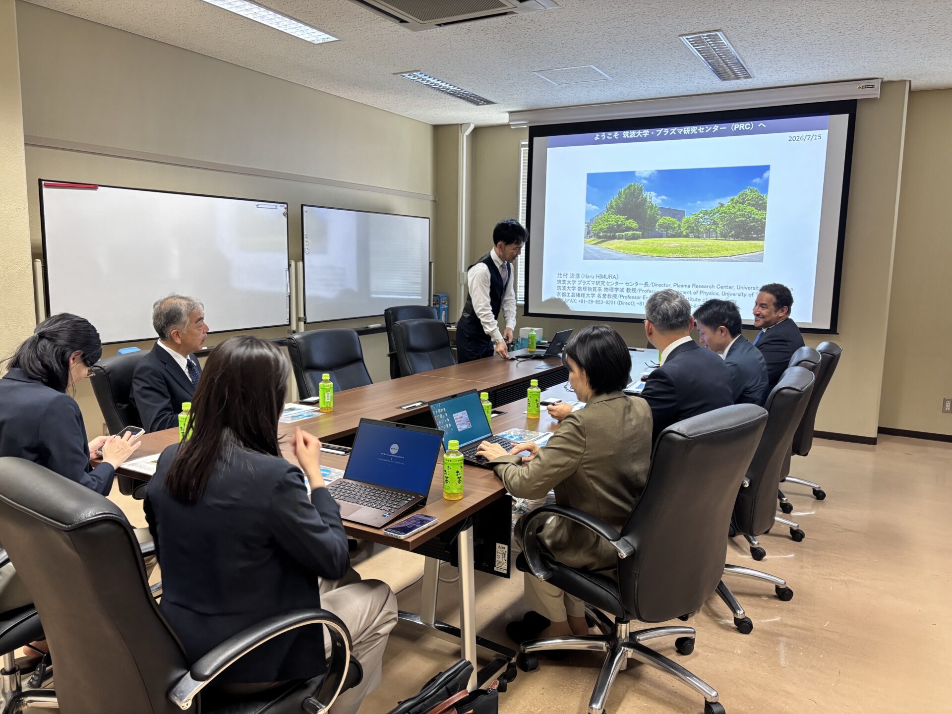 アラムコ・アジア・ジャパン株式会社の訪問団にプラズマ研究センターの研究活動を紹介する様子