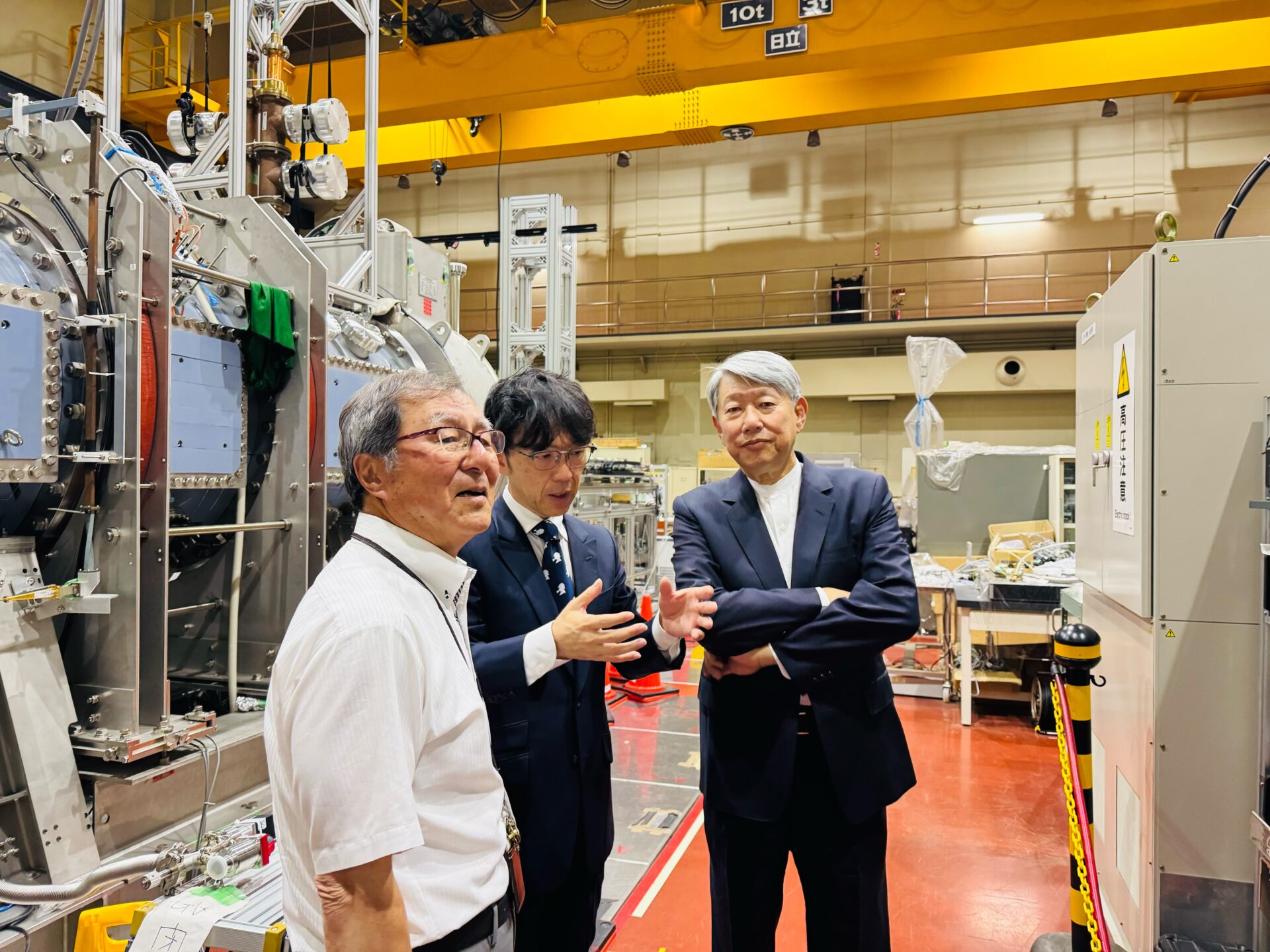 装置視察および意見交換の様子